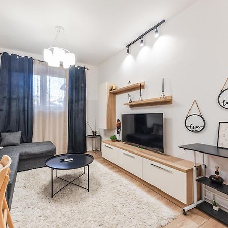 Noir Apartment By Kondo Stays Тирана Екстериор снимка