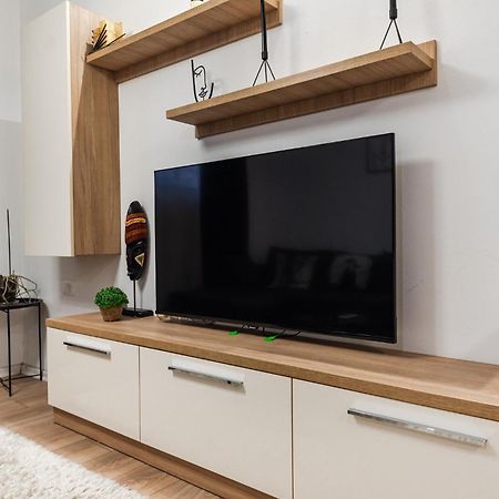 Noir Apartment By Kondo Stays Тирана Екстериор снимка