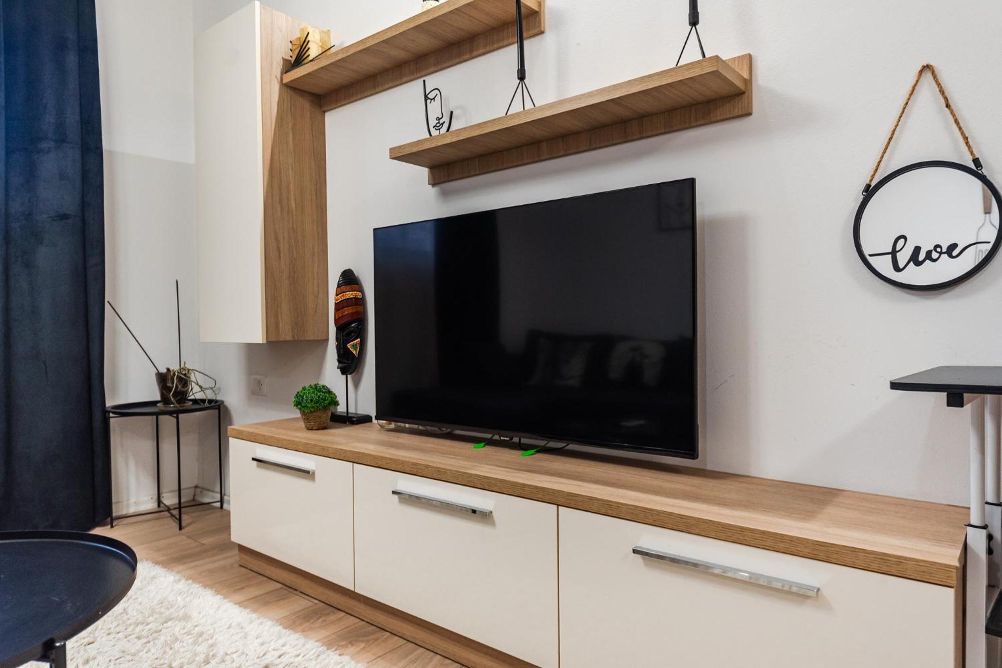 Noir Apartment By Kondo Stays Тирана Екстериор снимка